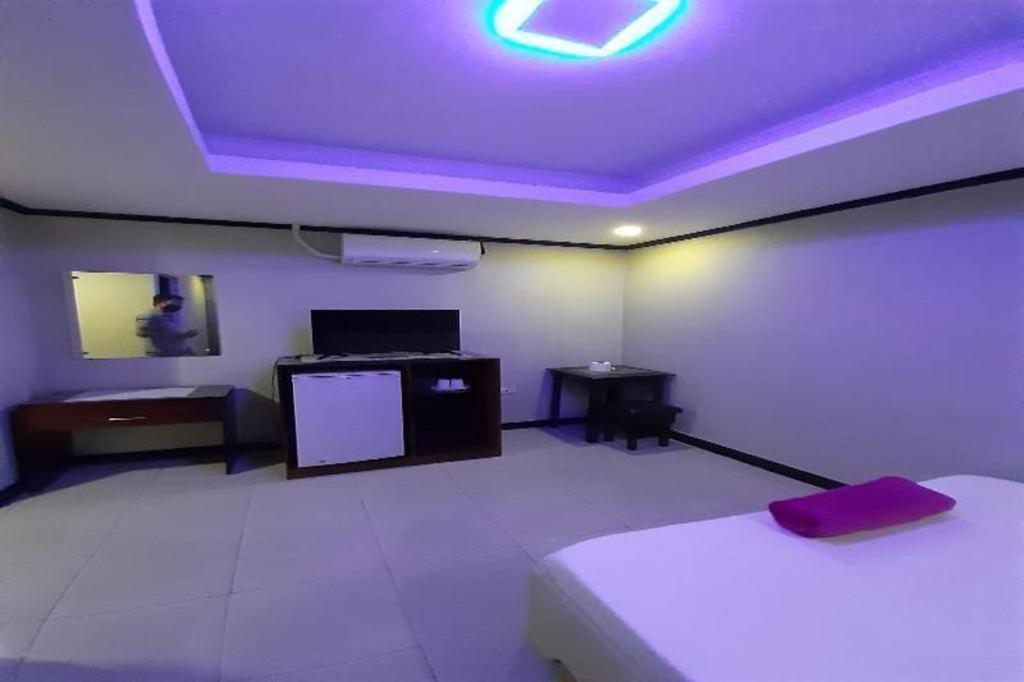 Oyo 700 Pj Inn Hotel Angeles Exterior photo